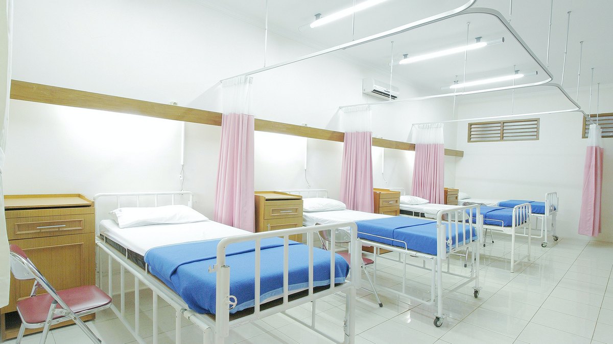 Łóżka w sali szpitalnej