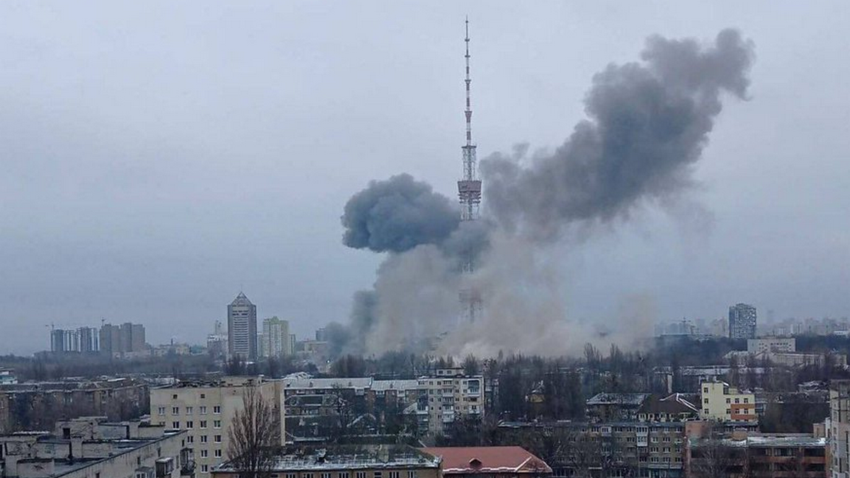Rosjanie ostrzelali rakietami wieżę telewizyjną w Kijowie. 