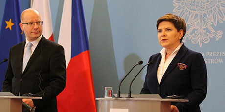 Bohuslav Sobotka i Beata Szydło na wspólnej konferencji prasowej w budynku Kancelarii Prezesa Rady Ministrów