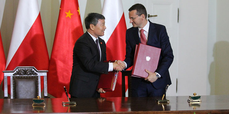 Xu Shaoshi i Mateusz Morawiecki wymieniają podpisane egzemplarze umów między Polską a Chinami