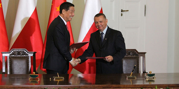 Minister Yu Guangzhou, szef Generalnej Administracji Celnej Chińskiej Republiki Ludowej oraz Marian Banaś, szef Służby Celnej, wymieniają podpisane egzemplarze porozumienia dotyczącego procedury odpraw celnych w wymianie towarowej między Polską a Chinami