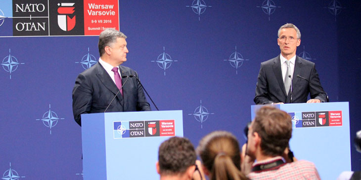 Petro Poroszenko, prezydent Ukrainy i Jens Stoltenberg, sekretarz generalny NATO na wspólnej konferencji prasowej, podczas szczytu NATO w Warszawie.