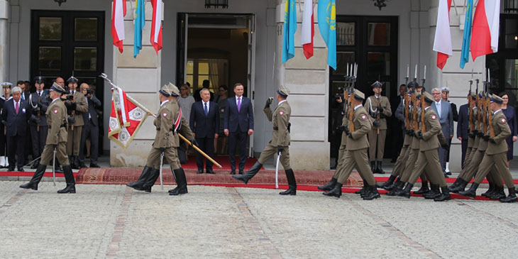 Nursułtan Nazarbajew, prezydent Kazachstanu i Andrzej Duda, prezydent RP podczas oficjalnego powitania na dziedzińcu Pałacu Prezydenckiego w Warszawie.