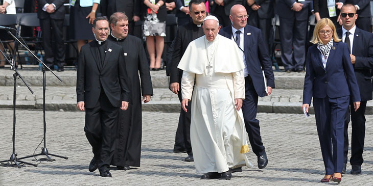 Papież Franciszek na placu przed Pomnikiem Ofiar Faszyzmu w Birkenau. Z prawej: Irena Lichnerowicz-Augustyn, dyrektor Protokołu Dyplomatycznego MSZ.