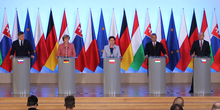Od lewej: Robert Fico - premier Słowacji, Angela Merkel - kanclerz Niemiec, Beata Szydło - premier Polski, Wiktor Orban - premier Węgier, Bohuslav Sobotka - premier Czech.