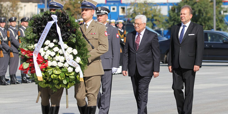 Mahmud Abbas składa wieniec przy Grobie Nieznanego Żołnierza w Warszawie.