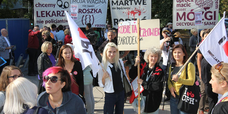 "Ratujmy Kobiety", demonstracja przed Sejmem w dniu 18 września 2016 r. Od lewej: Daria Bajkowska, Ewa Dąbrowska-Szulc i Paulina Piechna-Więckiewicz, radna m.st. Warszawy.