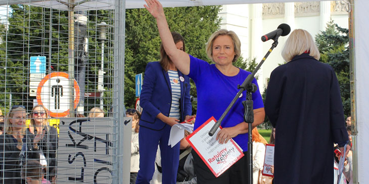 Wanda Nowicka, wicemarszałkini Sejmu RP w latach 2011 - 2015, na demonstracji "Ratujmy Kobiety", zorganizowanej przed Sejmem, 18 września 2016 r.