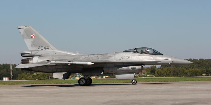 Samolot F-16C wersja Block 52+ z minimalnym uzbrojeniem w postaci dwóch pocisków rakietowych Raytheon AIM-120C-5 AMRAAM (Advanced Medium-Range Air-to-Air Missile).