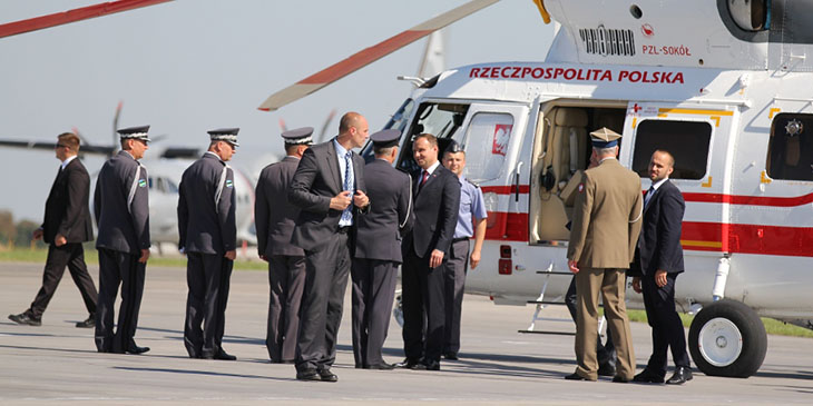     Prezydent Andrzej Duda opuszcza Bazę Lotniczą w Krzesinach na pokładzie śmigłowca.