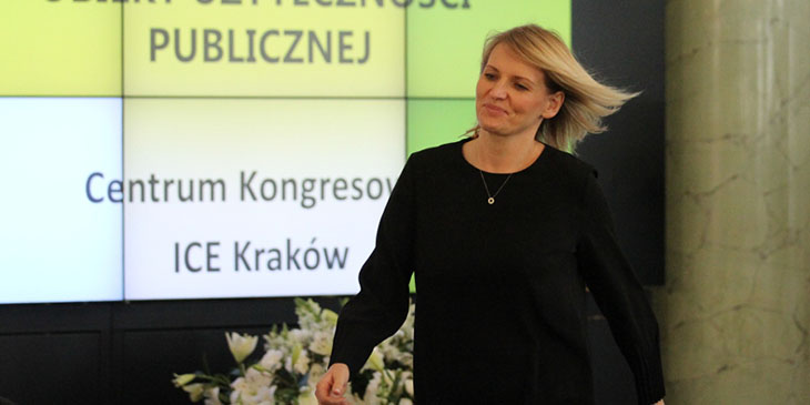 Izabela Helbin, dyrektor Krakowskiego Biura Festiwalowego, odbiera nagrodę w kategorii "Obiekt użyteczności publicznej".