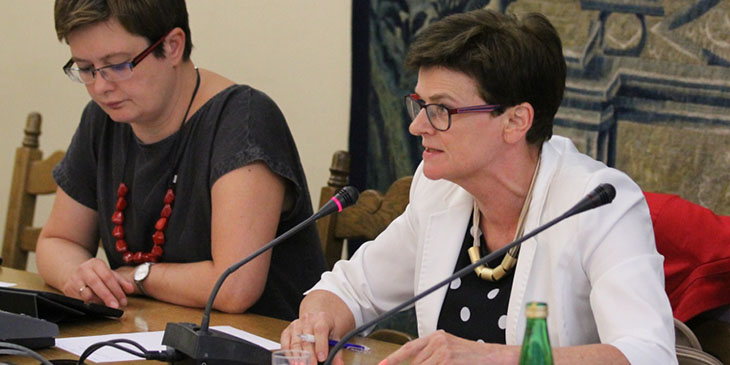 Krystyna Szumilas (Klub Parlamentarny Platforma Obywatelska), zastępca przewodniczącego Sejmowej Komisji Edukacji, Nauki i Młodzieży. W okresie od 18 listopada 2011 do 27 listopada 2013 była Ministrem Edukacji Narodowej. Z lewej: Katarzyna Lubnauer.