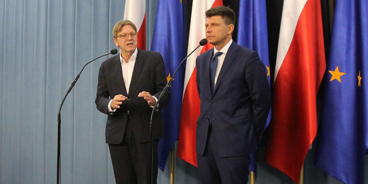 Guy Verhofstadt, przedstawiciel Parlamentu Europejskiego w negocjacjach z rządem brytyjskim, dotyczących statusu Zjednoczonego Królestwa po opuszczeniu Unii Europejskiej. Z prawej: Ryszard Petru, poseł na Sejm RP, przewodniczący Klubu Poselskiego Nowoczesna.
