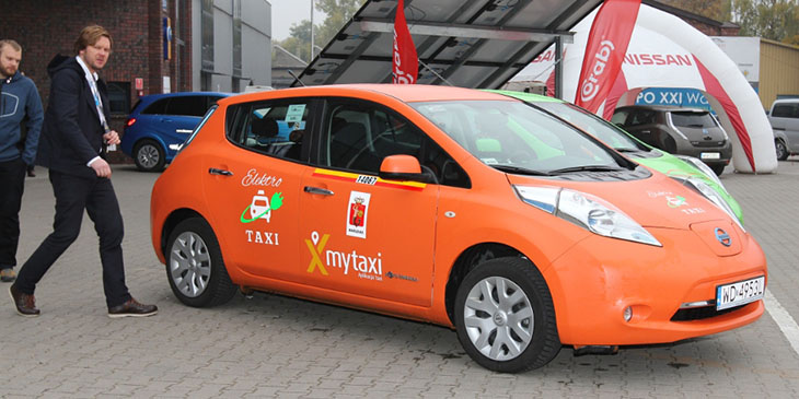 Taksówka elektryczna korporacji Elektrotaxi Sp. z o.o. Z lewej: Łukasz Celmer, prezes korporacji, który sam jest licencjonowanym taksówkarzem.