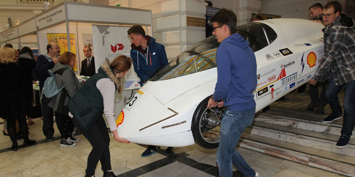 Studenci wnoszą aerodynamiczny pojazd o minimalnym zużyciu paliwa.
