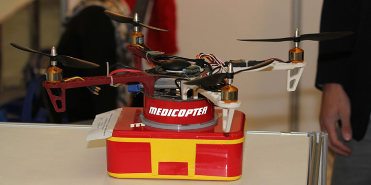 Dron „Medicopter” o udźwigu 2400 g, przeznaczony do transportu krwi dla szpitali. Dron lata na podstawie wskazań GPS i nie musi być sterowany drogą radiową.