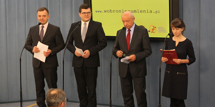 Od lewej: Paweł Kwaśniak - prezes Fundacji „Centrum Wspierania Inicjatyw dla Życia i Rodziny”, Piotr Uściński - poseł na Sejm RP, prof. Bogdan Chazan, Izabela Normantowicz.