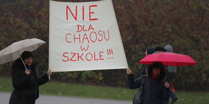 Uczestnicy manifestacji „Nie dla chaosu w szkole” zmierzają na Plac Piłsudskiego.