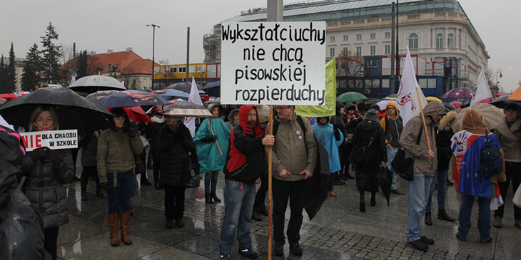 Plac Piłsudskiego w Warszawie, 19 listopada 2016 roku, godz. 12:00. Nauczyciel etyki z liceum ogólnokształcącego w Warszawie na Białołęce, z własnoręcznie sporządzonym transparentem.