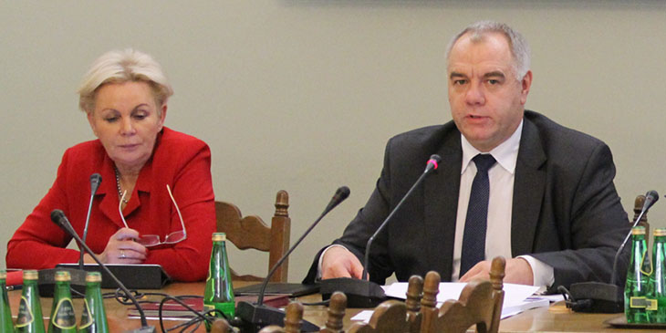 Jacek Sasin, przewodniczący Sejmowej Komisji Finansów Publicznych. Z lewej: Krystyna Skowrońska, wiceprzewodnicząca Komisji.