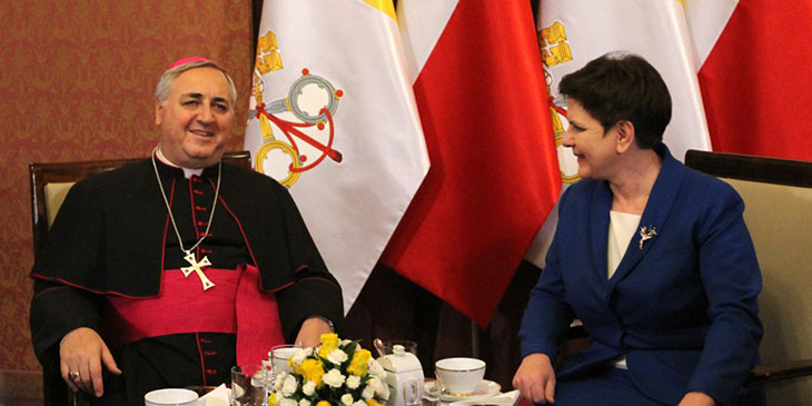 Abp Salvatore Pennacchio i premier Beata Szydło w Sali Zegarowej Kancelarii Prezesa Rady Ministrów.