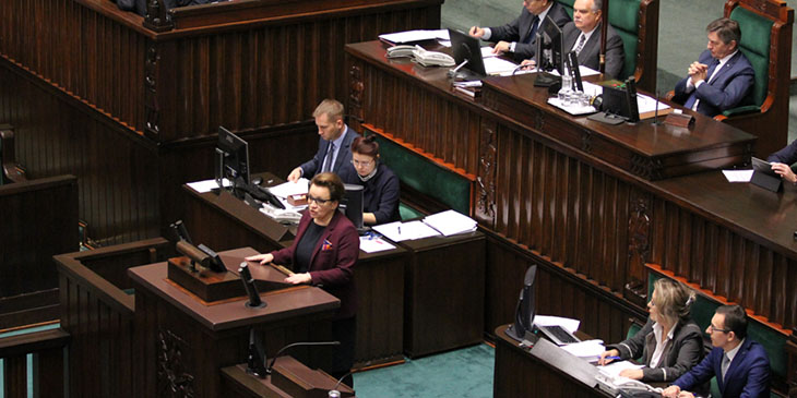 Anna Zalewska, minister edukacji narodowej, przemawia w Sejmie przed głosowaniem nad odrzuceniem w pierwszym czytaniu rządowego projektu ustawy „Prawo oświatowe”.