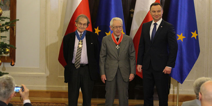 Od lewej: Sir Roger Penrose, prof. Andrzej Trautman, prezydent Andrzej Duda.