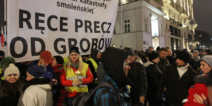 Warszawa, 10 grudnia 2016 r. Małgorzata Diana Marenin, z białą różą, uczestniczy w akcji protestacyjnej „Ręce precz od grobów” przed Pałacem Prezydenckim.