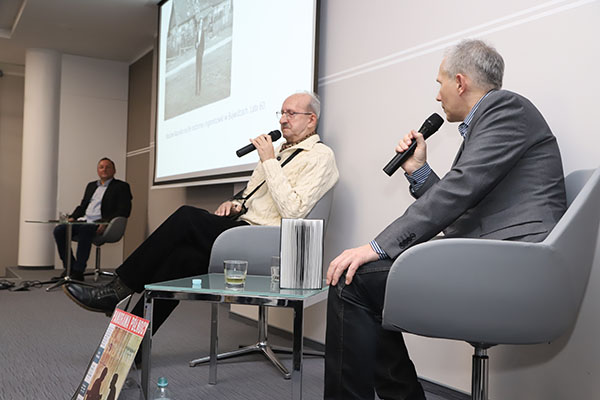 Od prawej: Robert Lesiński, prowadzący spotkanie, Marek Książek, autor biografii, Jarosław Borodziuk, aktor (czytał fragmenty książki)