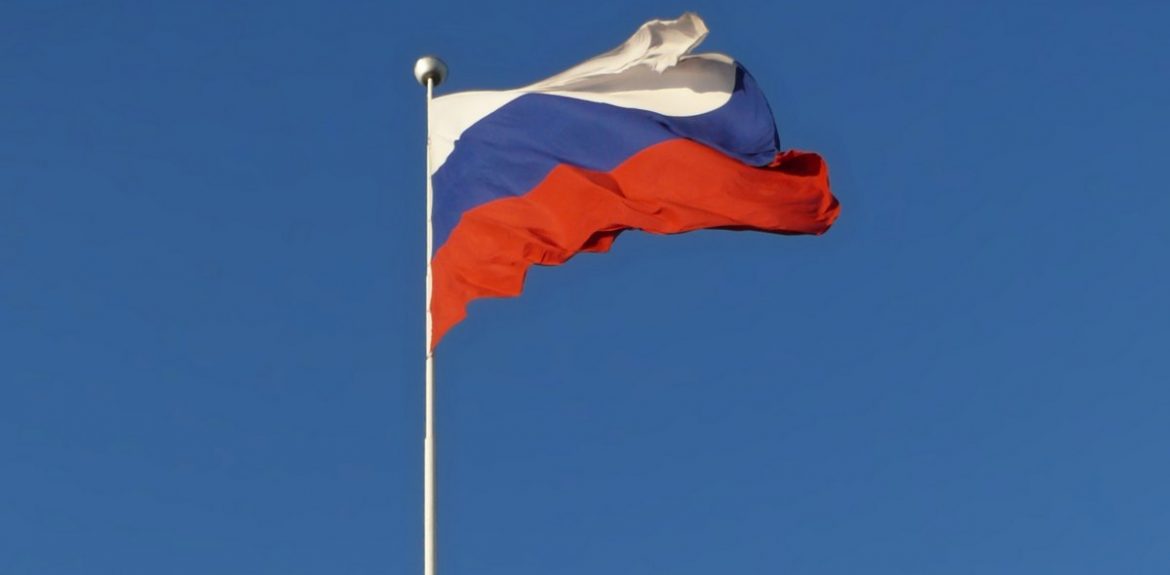 Flaga Rosji na maszcie