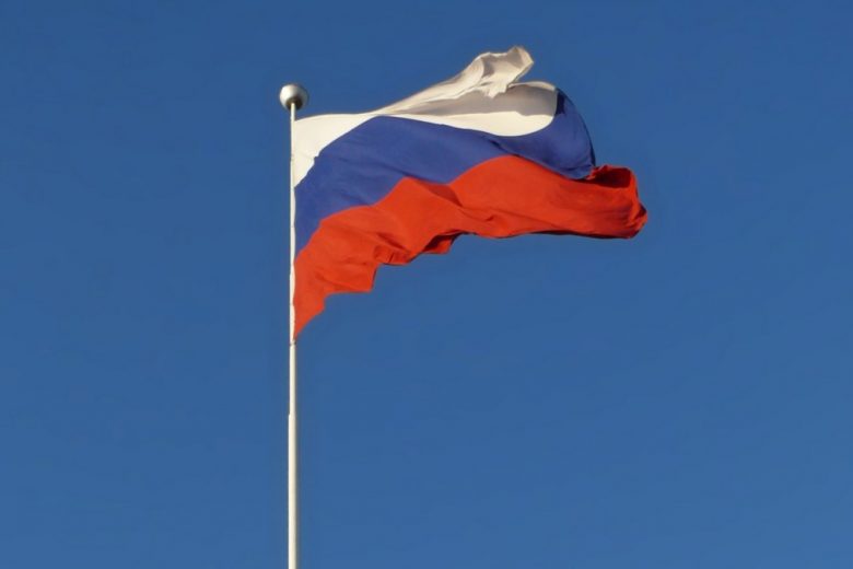 Flaga Rosji na maszcie