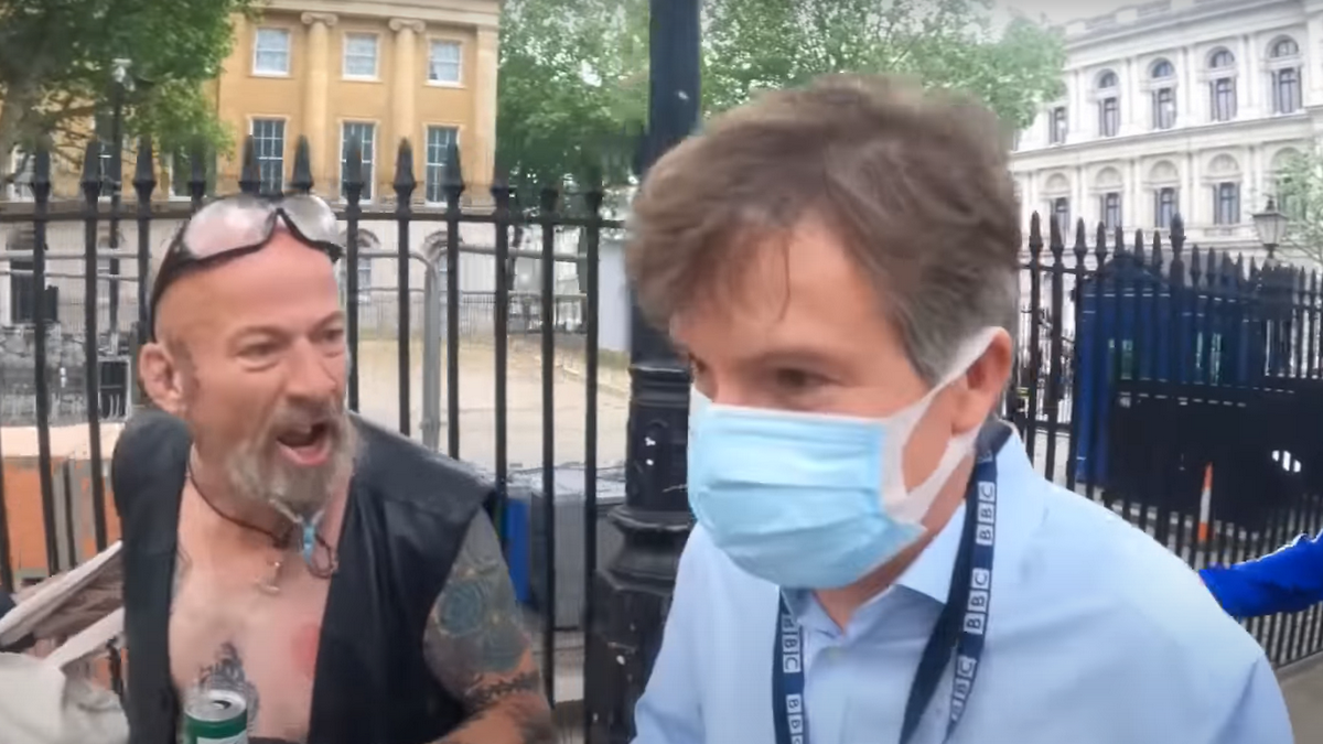 Dziennikarz BBC zaatakowany przez antyszczepionkowców