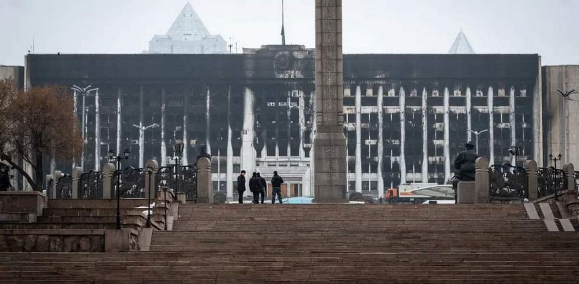 Urząd miasta Ałmaty spalony podczas protestów 5-6 stycznia.