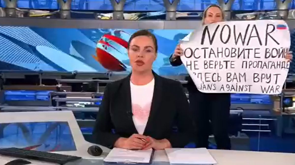 Marina Owsiannikowa to moskiewska dziennikarka. Fot. screen/https://twitter.com/Bielsat_pl/status/1503451320895905802