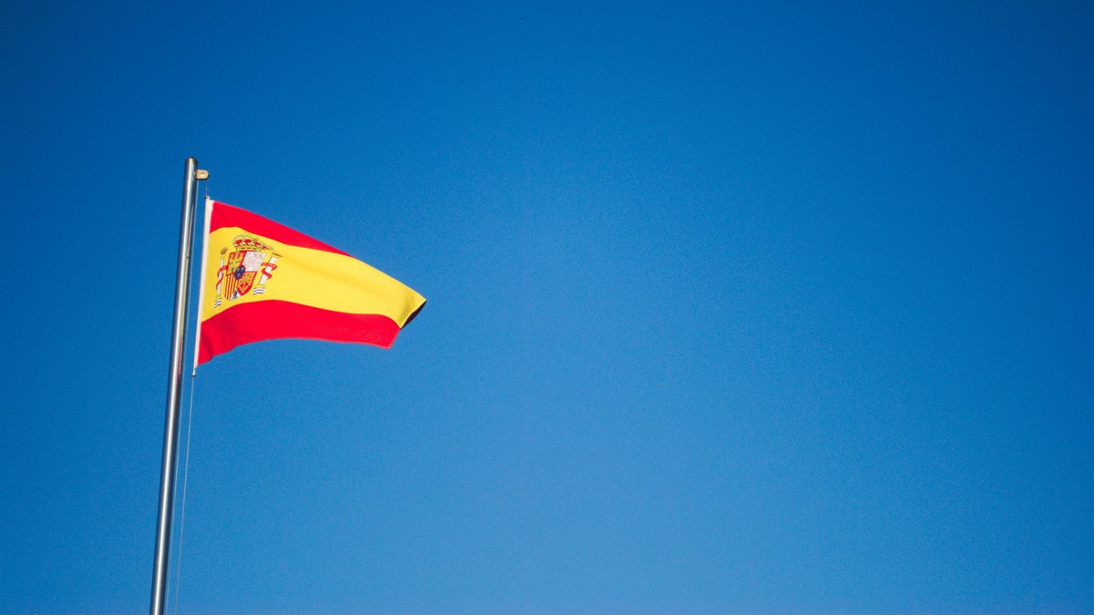 Hiszpańska flaga na maszcie