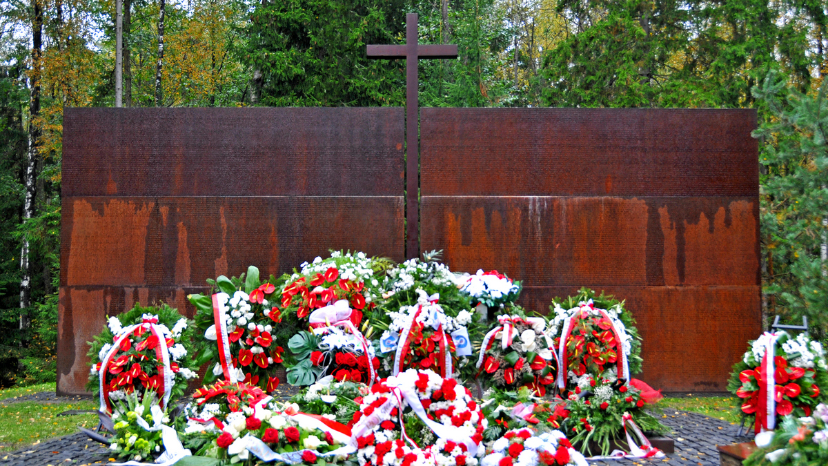 Pomnik i ołtarz w Katyniu