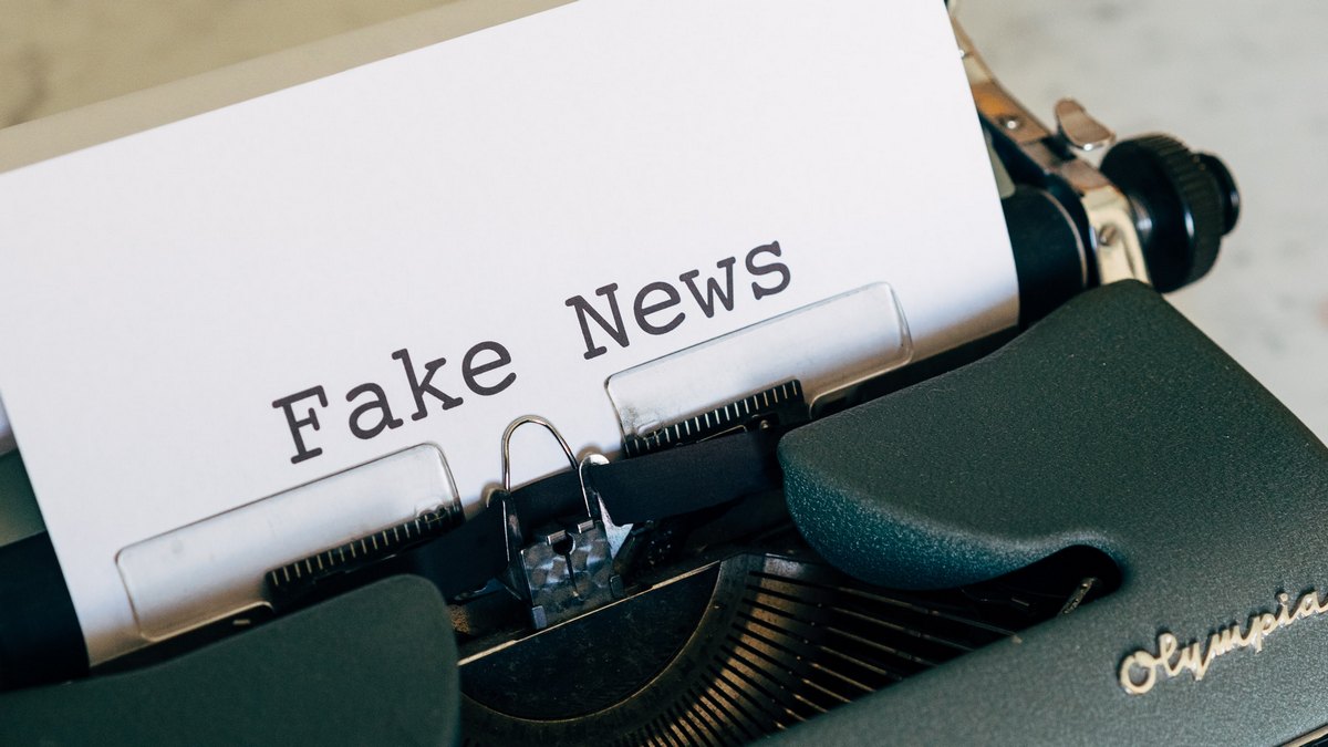 Maszyna do pisania z kartką z napisem "fake news"