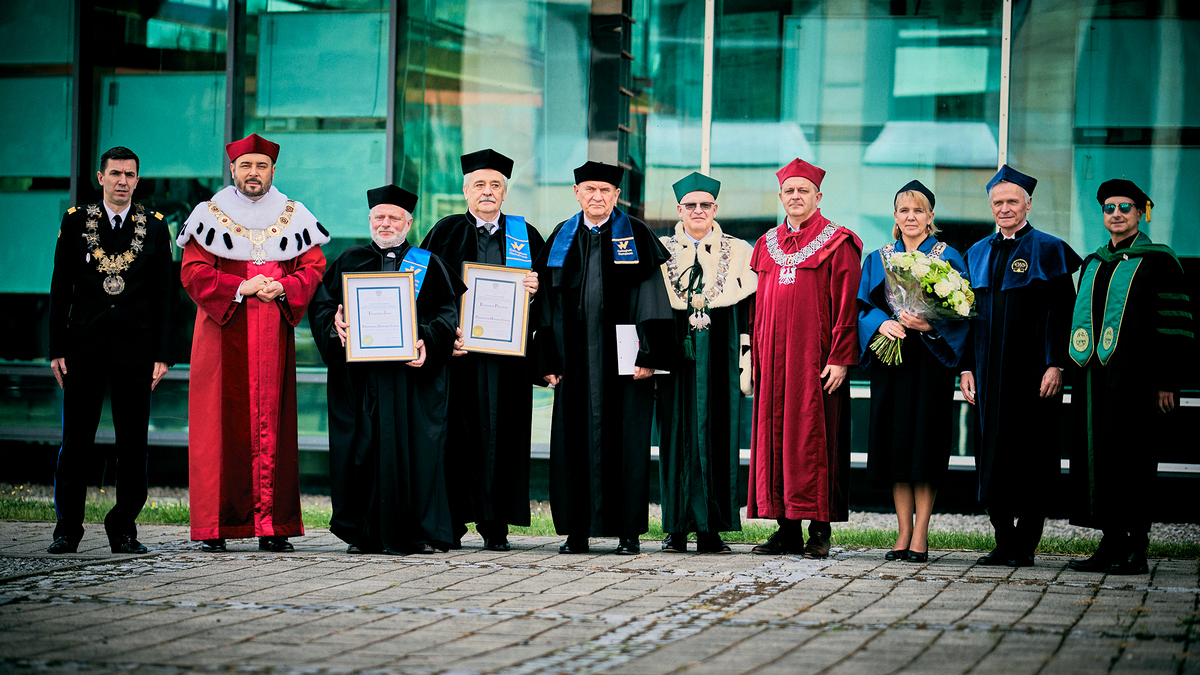 Rektorzy ukraińskich uniwersytetów otrzymali tytuł honorowych profesorów Collegium Humanum – Szkoły Głównej Managerskiej w Warszawie. Fot. PKOL