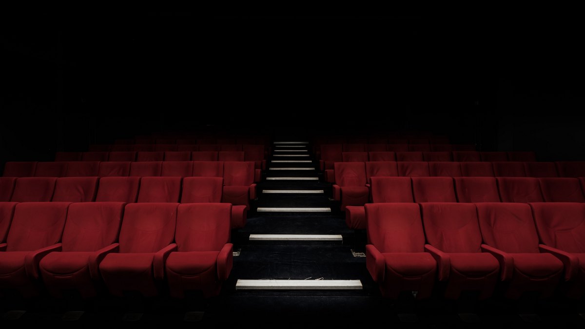 Sala kinowa: fotele i przejście między rzędami