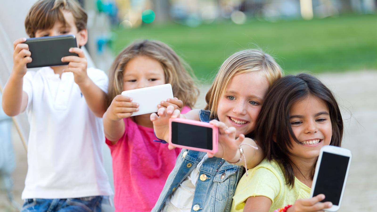 Dzieci z telefonami