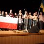 Grupa Ukraińców śpiewa hymn