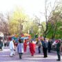 Mariupol, 1 maja 2015 r.
Mieszkańcy Mariupola cieszą się życiem.
Na zdjęciu: spacerowicze przy fontannie na Placu Teatralnym.
Fot. Robert Ostrowski