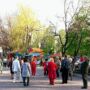 Mariupol, 1 maja 2015 r.
Mieszkańcy Mariupola cieszą się życiem.
Na zdjęciu: spacerowicze przy fontannie na Placu Teatralnym.
Fot. Robert Ostrowski