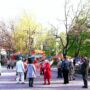 Mariupol, 1 maja 2015 r.
Mieszkańcy Mariupola cieszą się życiem.
Na zdjęciu: spacerowicze przy fontannie na Placu Teatralnym.
Fot. Robert Ostrowski