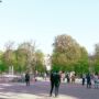 Mariupol, 1 maja 2015 r.
Mieszkańcy Mariupola cieszą się życiem.
Na zdjęciu: spacerowicze przy fontannie na Placu Teatralnym.
Fot. Robert Ostrowski