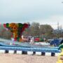 Mariupol, 30 kwietnia 2015 r.
Mieszkańcy Mariupola cieszą się życiem.
30 kwietnia rozpoczął sezon Park Extreme. Ruszyły karuzele i diabelski młyn.
Fot. Robert Ostrowski