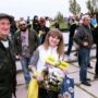 Mariupol, 3 maja 2015 r.
Mieszkańcy Mariupola protestują przeciw demilitaryzacji Shirokino.
Shirokino stanowi kluczową rubież obronną sił ukraińskich, wobec spodziewanego ataku na linii Nowoazowsk - Mariupol.
Plan demilitaryzacji Shirokino to "inicjatywa pokojowa" Federacji Rosyjskiej.
Przewiduje opuszczenie pozycji przez siły ukraińskie.
Mieszkańcy Mariupola są pewni, że niezależnie od wszelkich ustaleń, na pozycję natychmiast wejdą Rosjanie.
Z Shirokino będą mogli wyprowadzić atak na Mariupol.
Fot. Robert Ostrowski