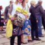 Mariupol, 3 maja 2015 r.
Mieszkańcy Mariupola protestują przeciw demilitaryzacji Shirokino.
Shirokino stanowi kluczową rubież obronną sił ukraińskich, wobec spodziewanego ataku na linii Nowoazowsk - Mariupol.
Plan demilitaryzacji Shirokino to "inicjatywa pokojowa" Federacji Rosyjskiej.
Przewiduje opuszczenie pozycji przez siły ukraińskie.
Mieszkańcy Mariupola są pewni, że niezależnie od wszelkich ustaleń, na pozycję natychmiast wejdą Rosjanie.
Z Shirokino będą mogli wyprowadzić atak na Mariupol.
Fot. Robert Ostrowski