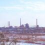Mariupol, 5 stycznia 2015 r.
Na zdjęciu:
Mariupolski Kombinat Metalurgiczny im. Ilicza,
pełna nazwa:
Приватне акцiонерне товариство Марiупольський металургiйний комбiнат iменi Iллiча.
Przedsiębiorstwo ma formę prawną niepublicznej spółki akcyjnej.
Pakiet kontrolny akcji posiada spółka Metinvest Holding BV (Holandia), należąca do Rinata Achmetowa.
Fot. Robert Ostrowski