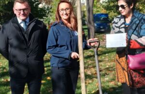 Akcja zarządu PKiN pod hasłem „Zapuść korzenie w sercu miasta”, 10 października 2022 r. Fot. Katarzyna Kaczmarska